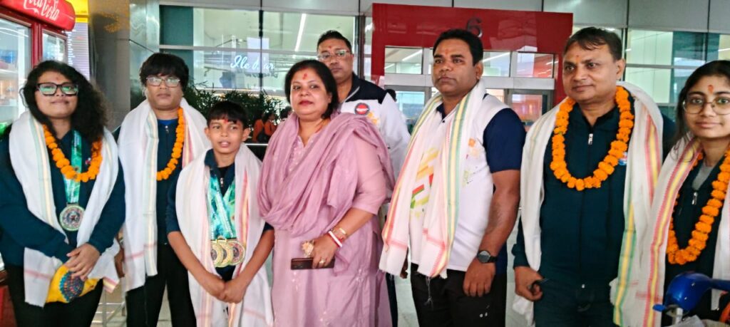 ऑस्ट्रेलिया में हुई वर्ल्ड चैंपियनशिप में बीस मैडल जीतकर लौटी इंडियन टीम का एयरपोर्ट पर जोरदार स्वागत