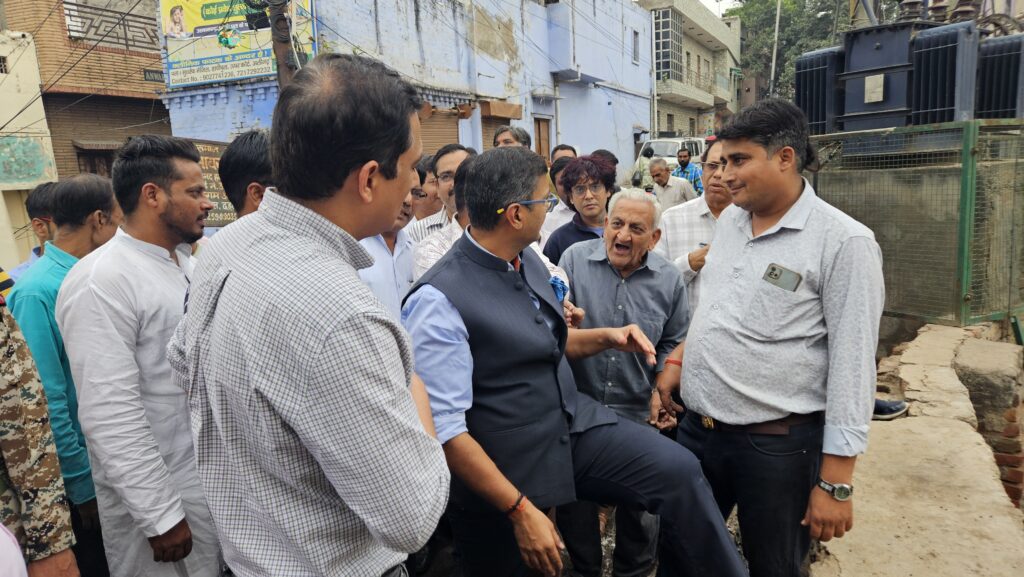 बनियापाड़ा में लीकेज की समस्या का हो रहा स्थाई समाधान