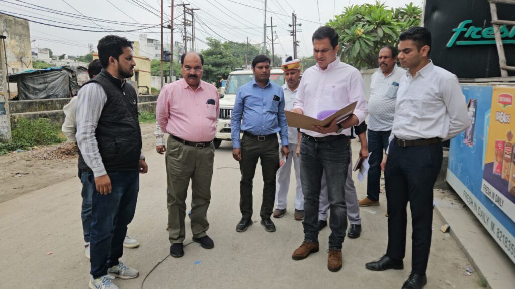 एई, जेई व ठेकेदार की लापरवाही से टूटी सड़क को देखकर नगर आयुक्त हुए ख़फ़ा