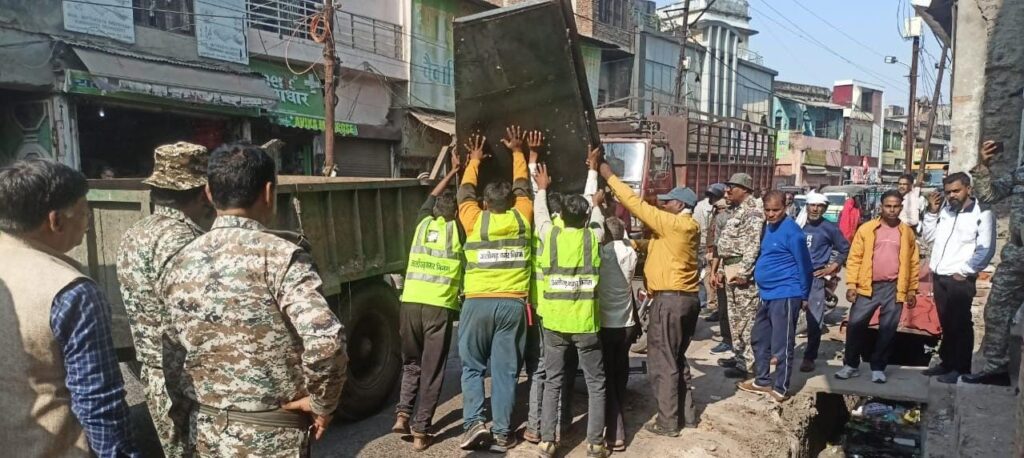 आगरा रोड पर नगर निगम ने हटवाया अतिक्रमण