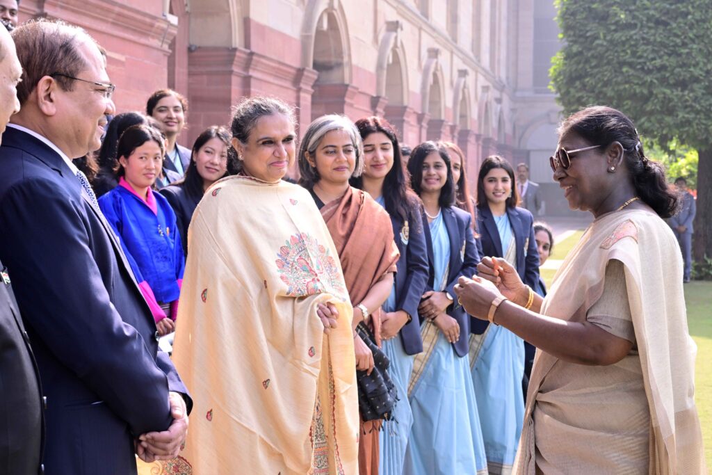 भारतीय राजस्व सेवा (सीमा शुल्क और अप्रत्यक्ष कर) के प्रशिक्षु अधिकारियों ने राष्ट्रपति से की मुलाकात: राष्ट्र-निर्माण में जिम्मेदारी और नैतिक प्रतिबद्धता पर बल