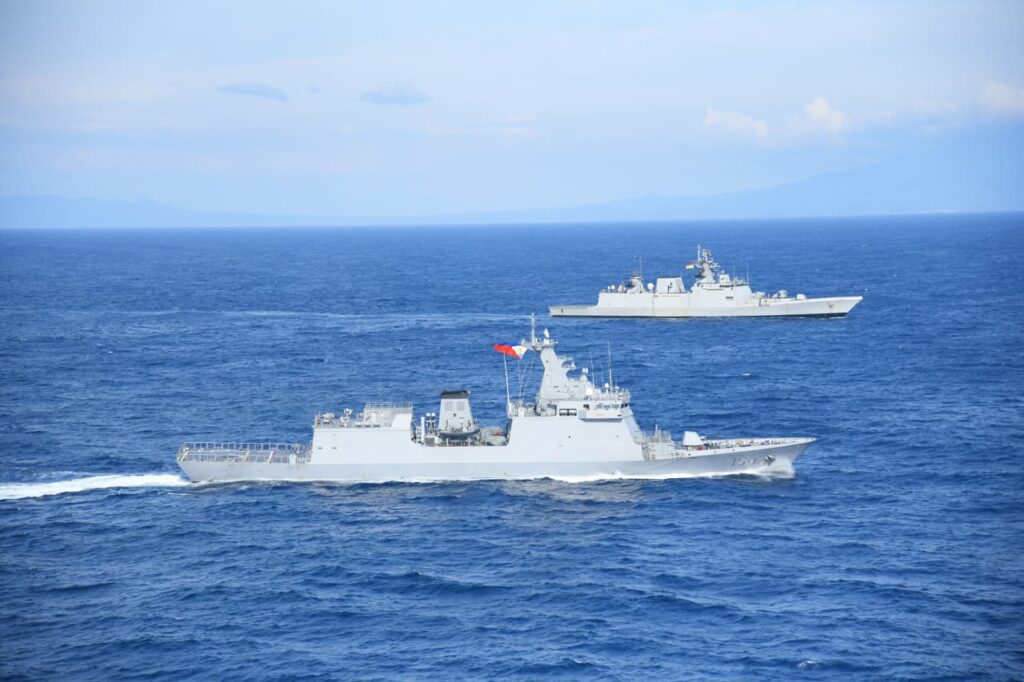 हिंद-प्रशांत में भारत की समुद्री कूटनीति: आईएनएस सह्याद्री पहुंचा फिलीपींस के मनीला बंदरगाह