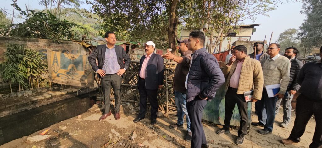 नगर आयुक्त ने सीएम ग्रिड की निर्माणाधीन सड़कों का किया निरीक्षण