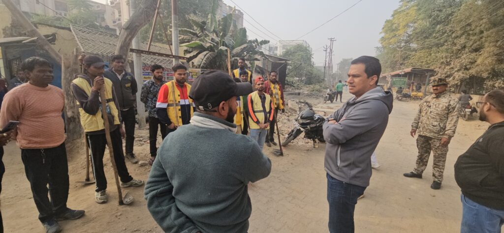 नगर आयुक्त ने वार्ड 38 में किया सफ़ाई का निरीक्षण