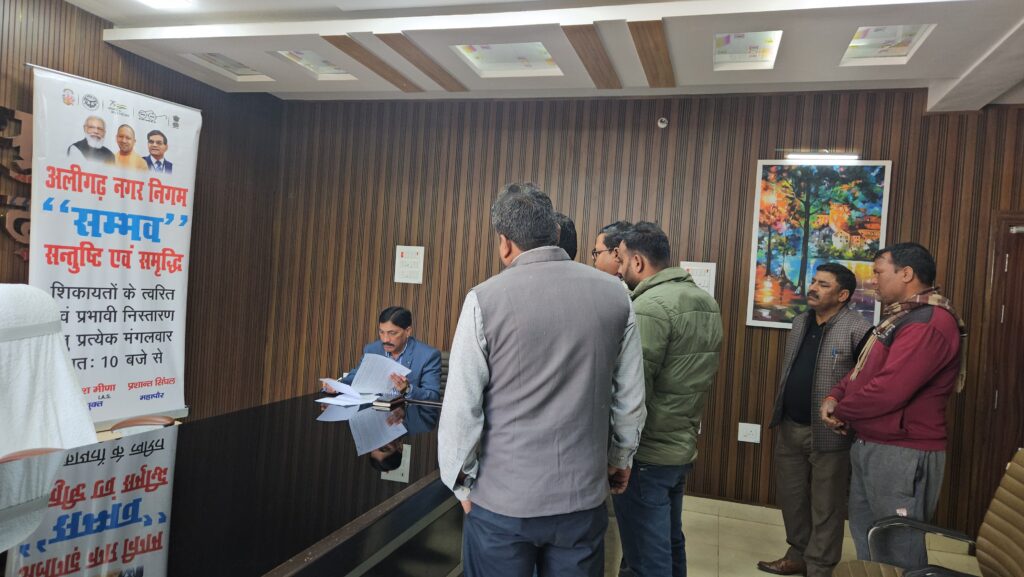 "संभव- संतुष्टि एवं समृद्धि जनसुनवाई में नगर आयुक्त के निर्देश पर अपर नगर आयुक्त ने सुनी जन समस्याए