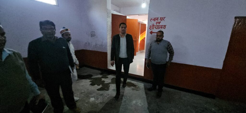 खुले में सोने वालों के हमदर्द बने नगर आयुक्त-निःशुल्क वाहन लोगों को पहुचायेंगे शेल्टर होम