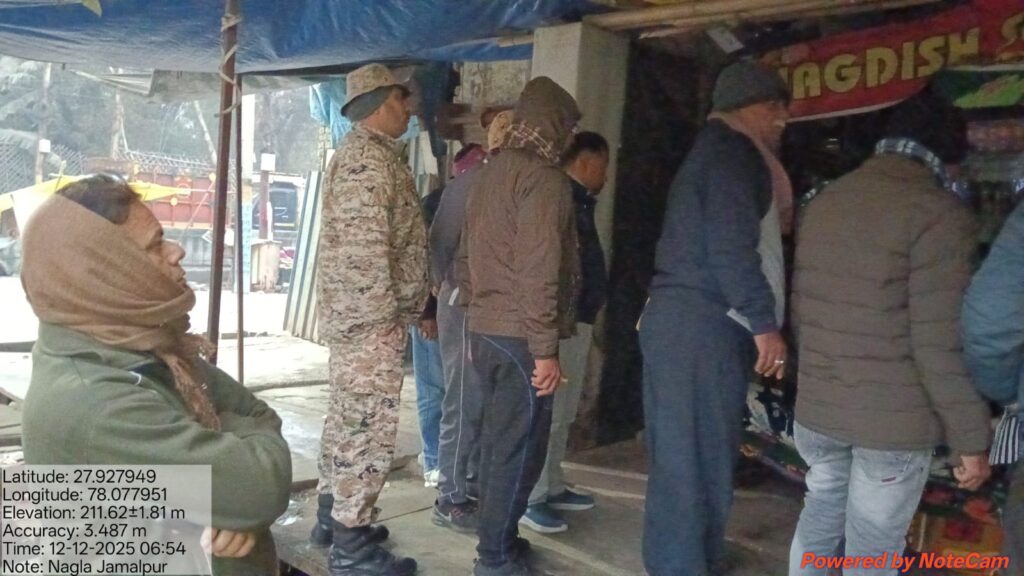 नगर आयुक्त प्रेम प्रकाश मीणा के निर्देश पर नगर निगम अलीगढ़ द्वारा चलाये जा रहे संपत्ति कर वसूली अभियान के अंतर्गत शुक्रवार कर अधीक्षक आरके कमल के नेतृत्व में सुबह संपत्ति कर बकायेदार जगदीश की दुकान पर संपत्ति कर का भुगतान न करने पर तालाबंदी की कार्रवाई की गई। नगर निगम द्वारा विधिसम्मत नोटिस एवं समय दिए जाने के बावजूद संबंधित व्यक्ति ने बकाया संपत्ति कर जमा नहीं किया। निर्धारित प्रक्रिया के अनुसार प्रतिष्ठान को सील किया गया था, किंतु उक्त व्यक्ति द्वारा नगर निगम द्वारा लगाई गई सील को अवैध रूप से तोड़कर दुकान खोले जाने की शिकायत प्राप्त हुई।