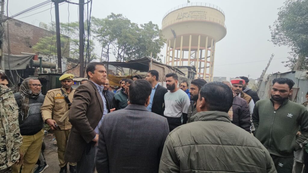 जीवनगढ़ में विवादित भूमि की पैमाइश के विवाद के निस्तारण के लिए मौके पर पहुंचे नगर आयुक्त