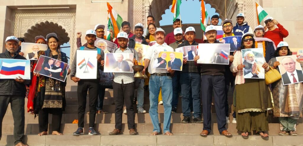 भारत और रूस की प्रगाढ़ दोस्ती के लिए आरती कर बाबा विश्वनाथ और मां गंगा से प्रार्थना