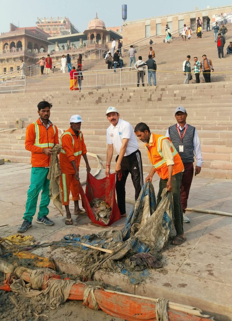 श्री काशी विश्वनाथ धाम के गंगा द्वार पर चला बृहद स्वच्छता अभियान