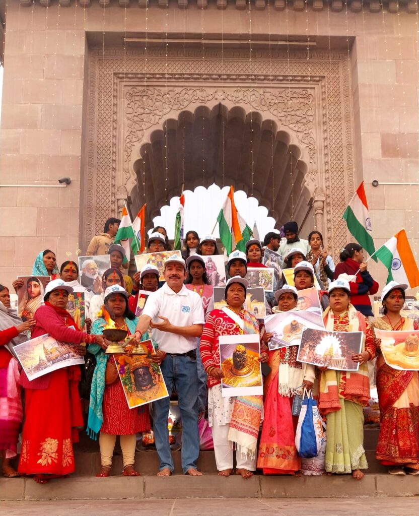 गंगाद्वार से उतारी विश्वनाथ धाम की आरती