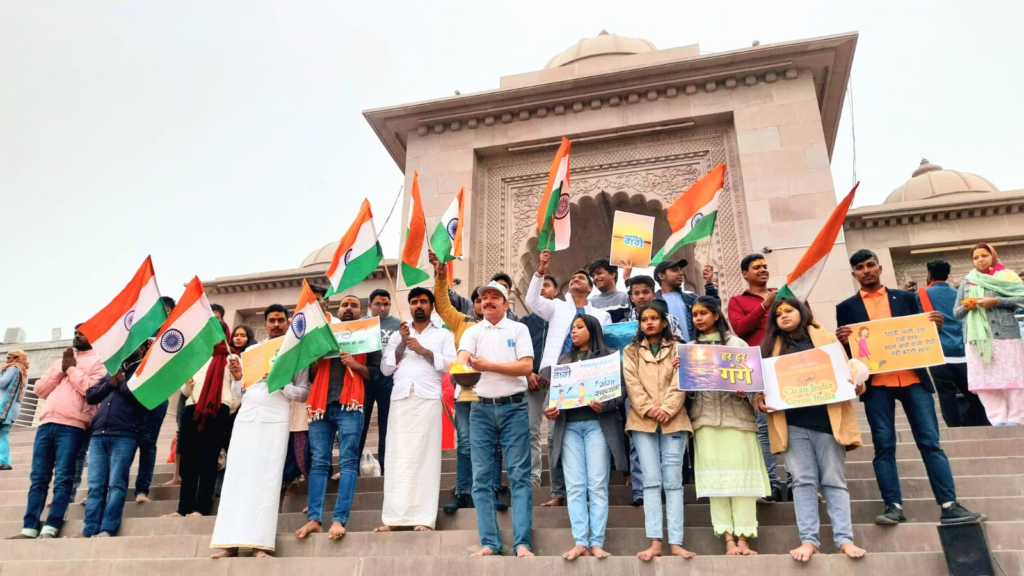 देश को एकता के सूत्र में बांधने वाली गंगा के लिए विश्वनाथ धाम में संकल्पित हुए लोग