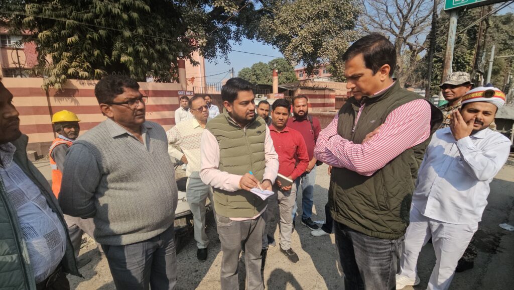 रामघाट रोड पर ट्रैफिक मैनेजमेंट व सड़क निर्माण कार्य को तेज़ी से कराने के लिए एक्शन मोड़ में आये नगर आयुक्त