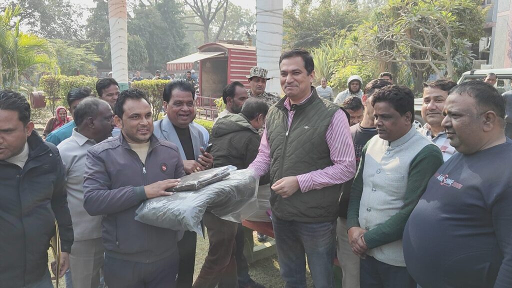 संविदा सफ़ाई कर्मचारियों को मिली वर्दी