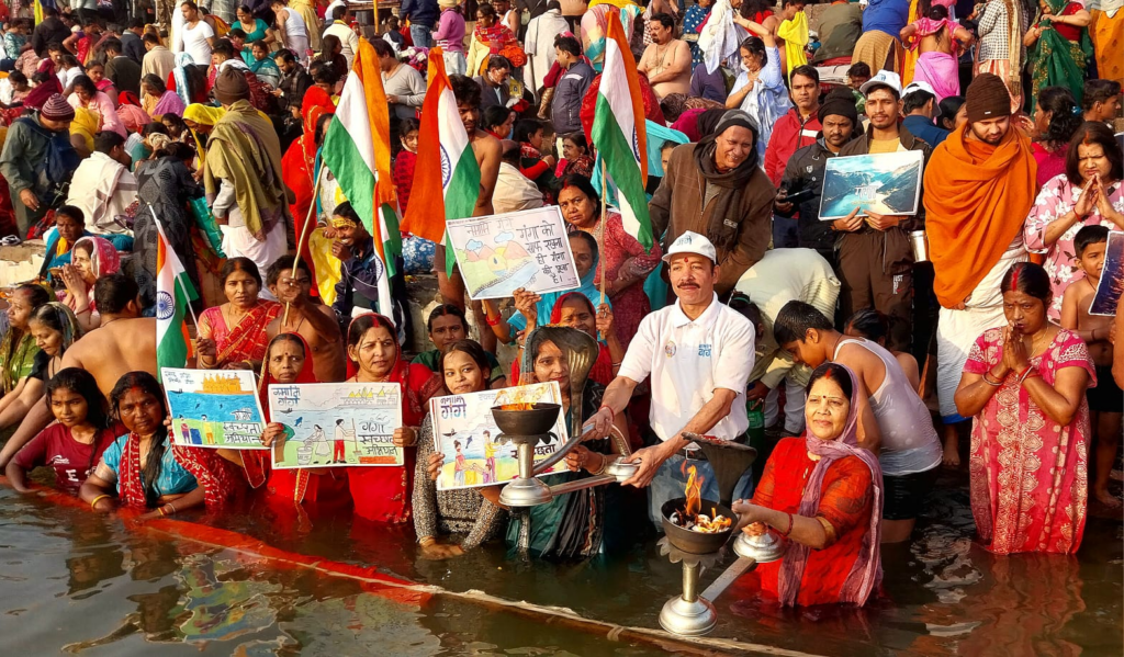 मकर संक्रांति पर मां गंगा संग भगवान सूर्य की उतारी आरती