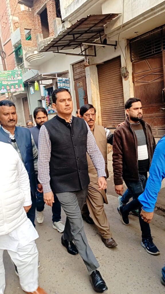 नगर आयुक्त ने वार्ड 83 में किया नगरीय सुविधाओं का किया निरीक्षण