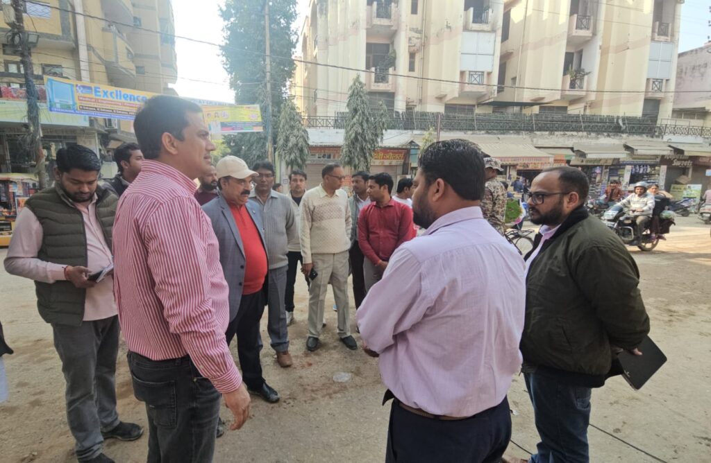 सीएम ग्रिड सड़क निर्माण में लापरवाही पर नगर आयुक्त ने लिया कड़ा एक्शन