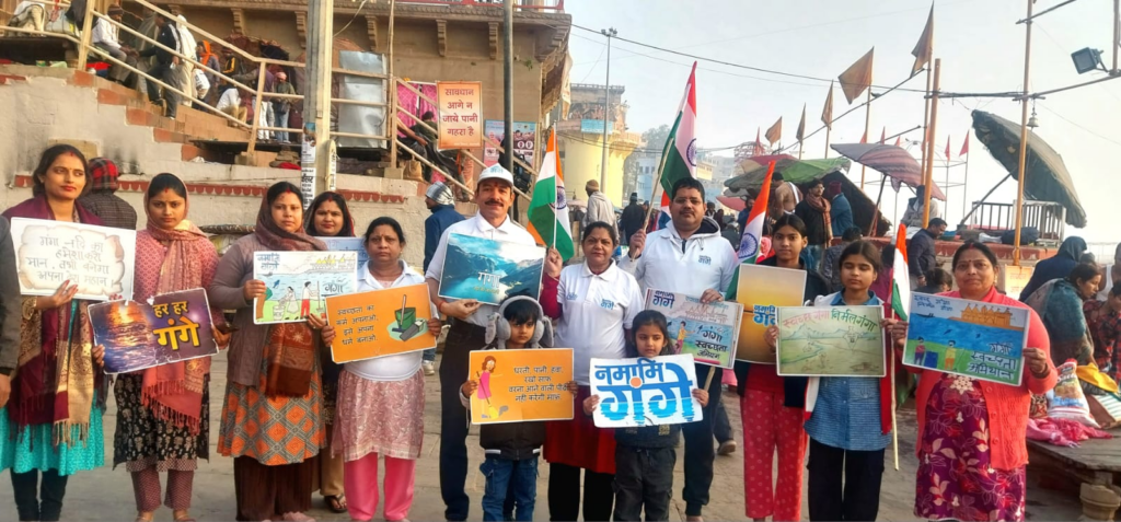 स्वच्छता से दिया आस्था का संदेश, दशाश्वमेध घाट पर चला सफाई अभियान