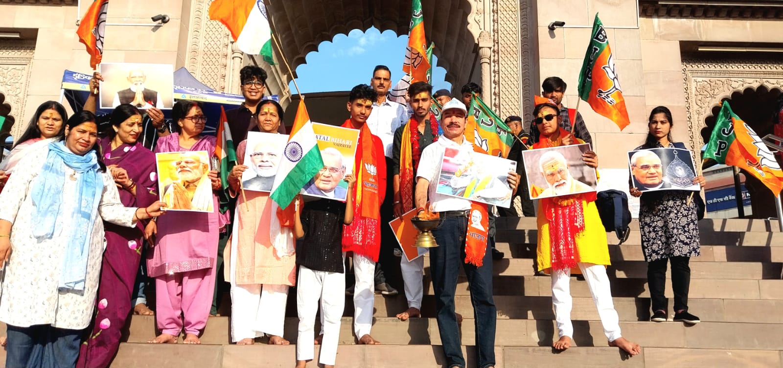 दुनिया के सबसे बड़े राजनीतिक दल भाजपा के स्थापना दिवस पर नमामि गंगे ने उतारी मां गंगा की आरती