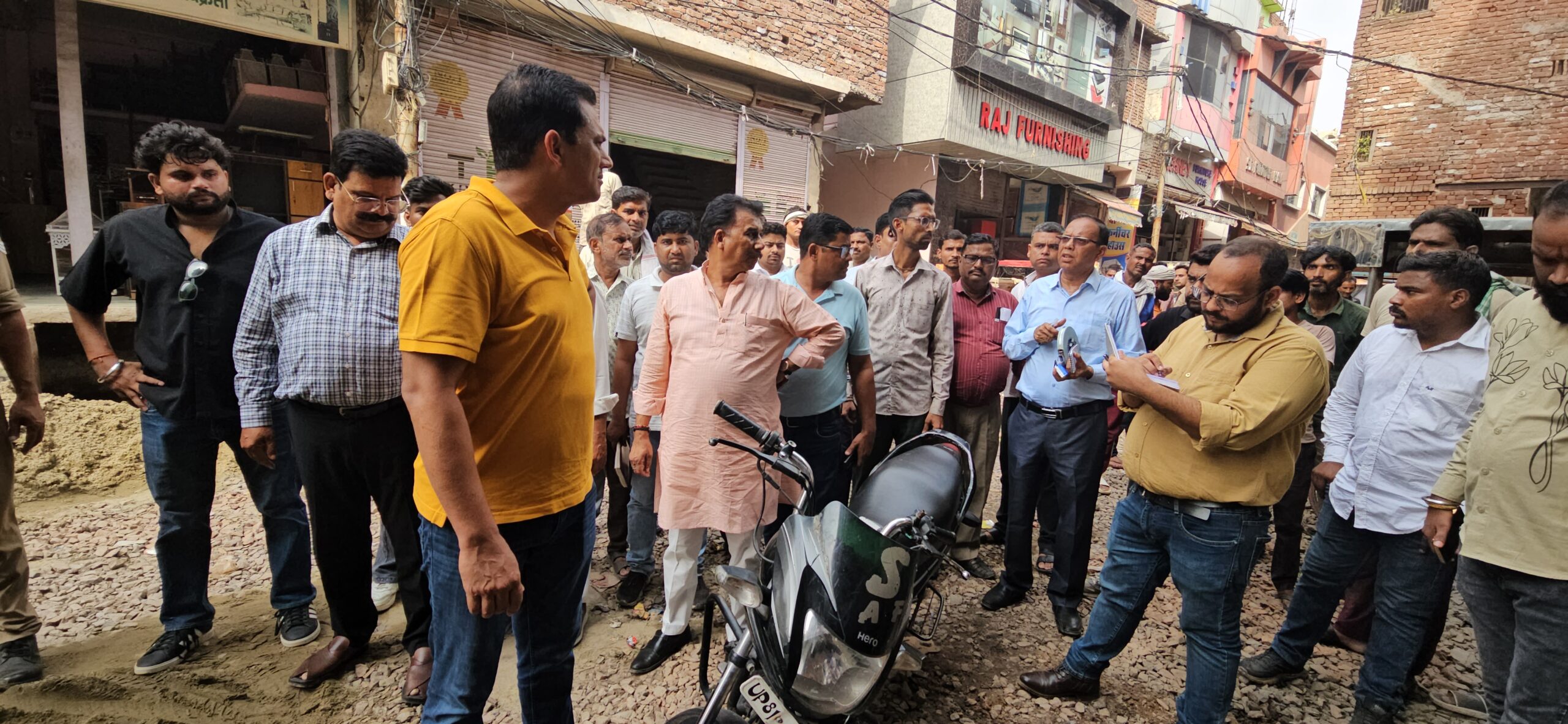 ख़राब निर्माण पर नगर आयुक्त हुआ पारा हाई-लापरवाह ठेकेदार पर जुर्माना व 2 अवर अभियंता का वेतन रोका