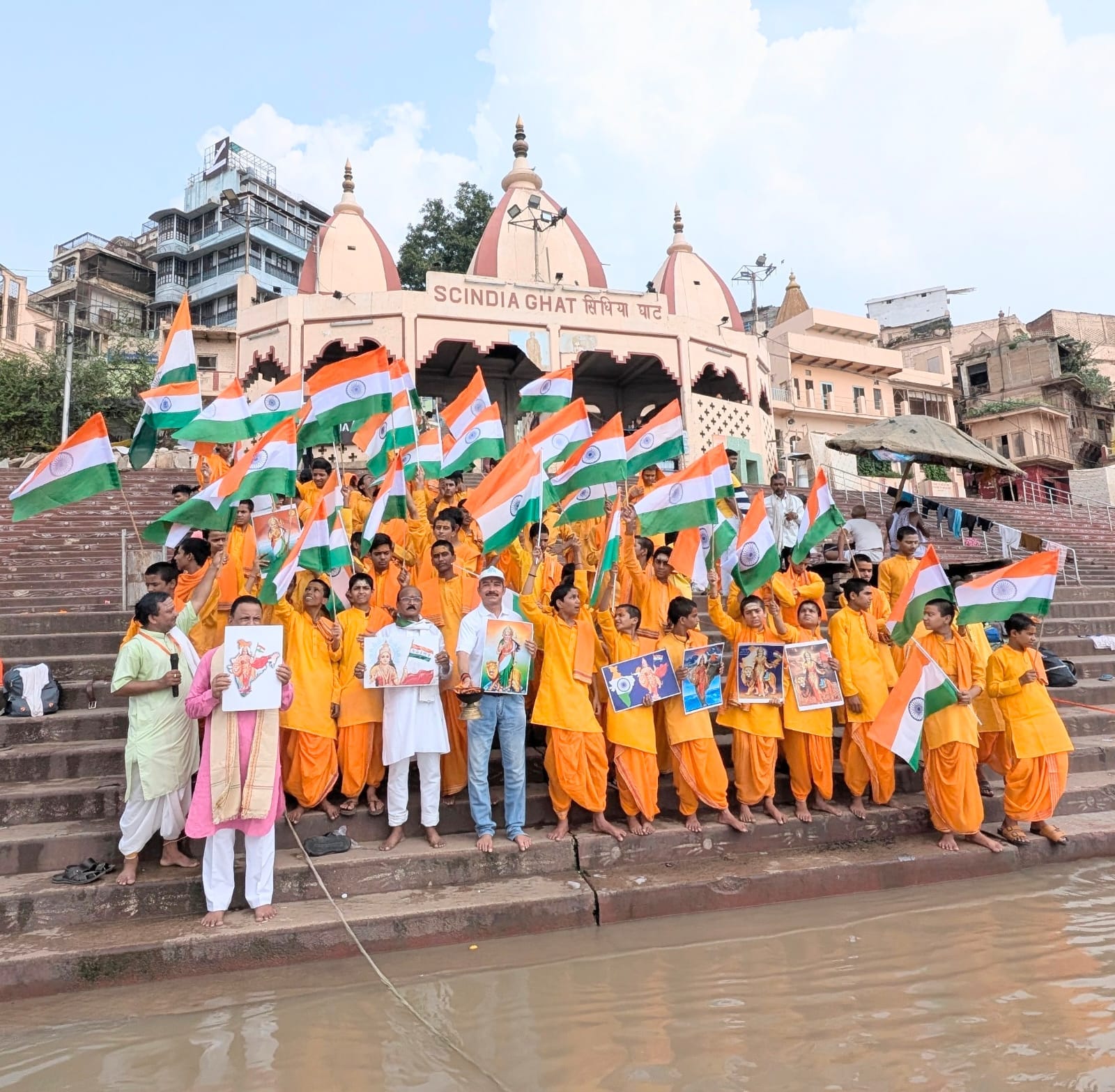 गंगा तट पर राष्ट्रभक्ति और सांस्कृतिक आस्था का अनुपम संगम, विकसित भारत के लिए हुई विशेष आरती