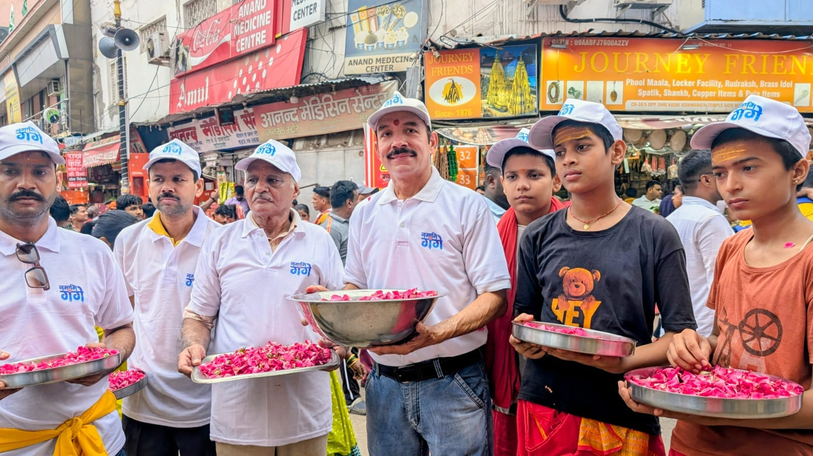 भक्ति और एकता के अद्वितीय उदाहरण श्रद्धालुओं पर नमामि गंगे ने बरसाए फूल